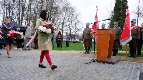Uroczyste złożenie kwiatów pod pomnikiem podczas obchodów 83. rocznicy Zbrodni Katyńskiej. Kwiaty składa poseł Magdalena Sroka.